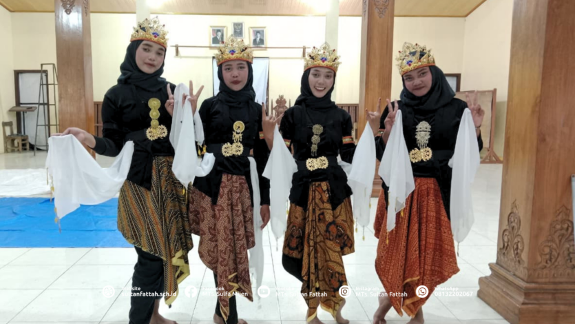 Tari Molek Siswi MTs. Sultan Fattah Mijen Turut Meriahkan Acara Sedekah Bumi Desa Mijen